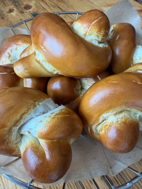 6 Blunt Pretzel Knots